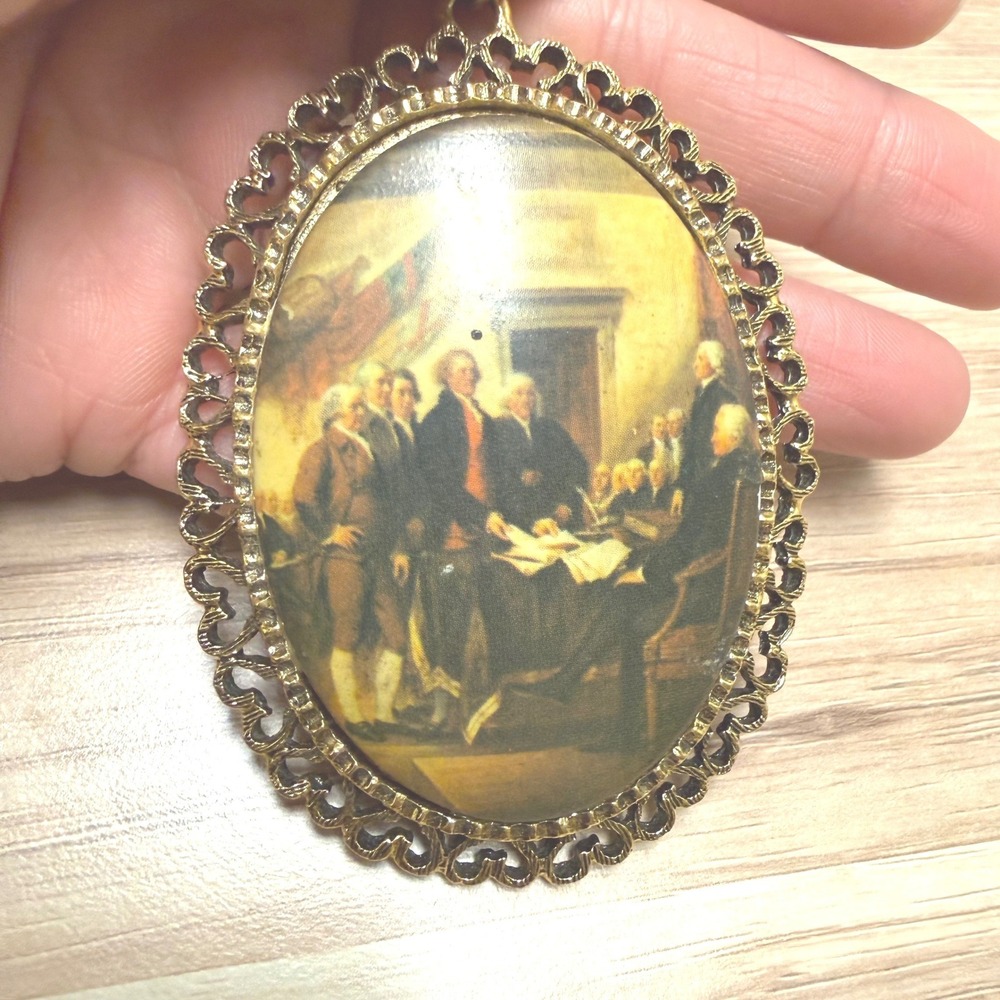 Vintage Declaration of Independence Oval Pendant Necklace‎ Gold Tone 28in